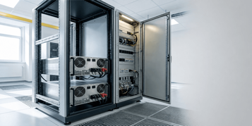 Onduleurs, racks et armoires techniques : pourquoi les composants mécaniques comptent dans la concep...